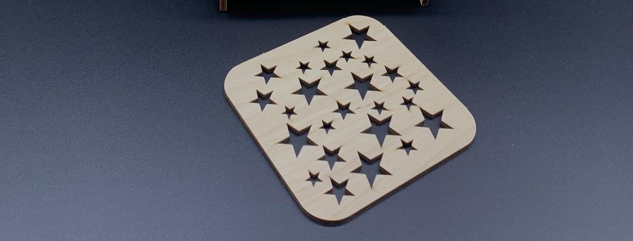 Подставка под горячее деревянная с резьбой Звезды 10х10 см (Х-137)