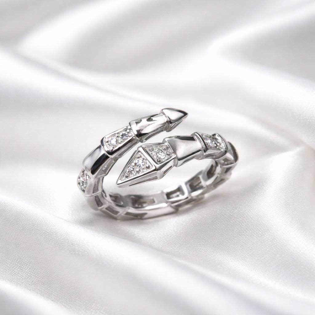 Кольцо серебрянное LoveR в форме двойного гвоздя с декоративными фианитами р. 19