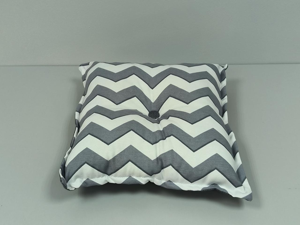 Декоративная подушка из рогожки Зигзаг с пуговицей 40x40 см Серый с белым (2084485971) - фото 3 Декоративная подушка из рогожки Зигзаг с пуговицей 40x40 см Серый с белым (2084485971) - фото 3