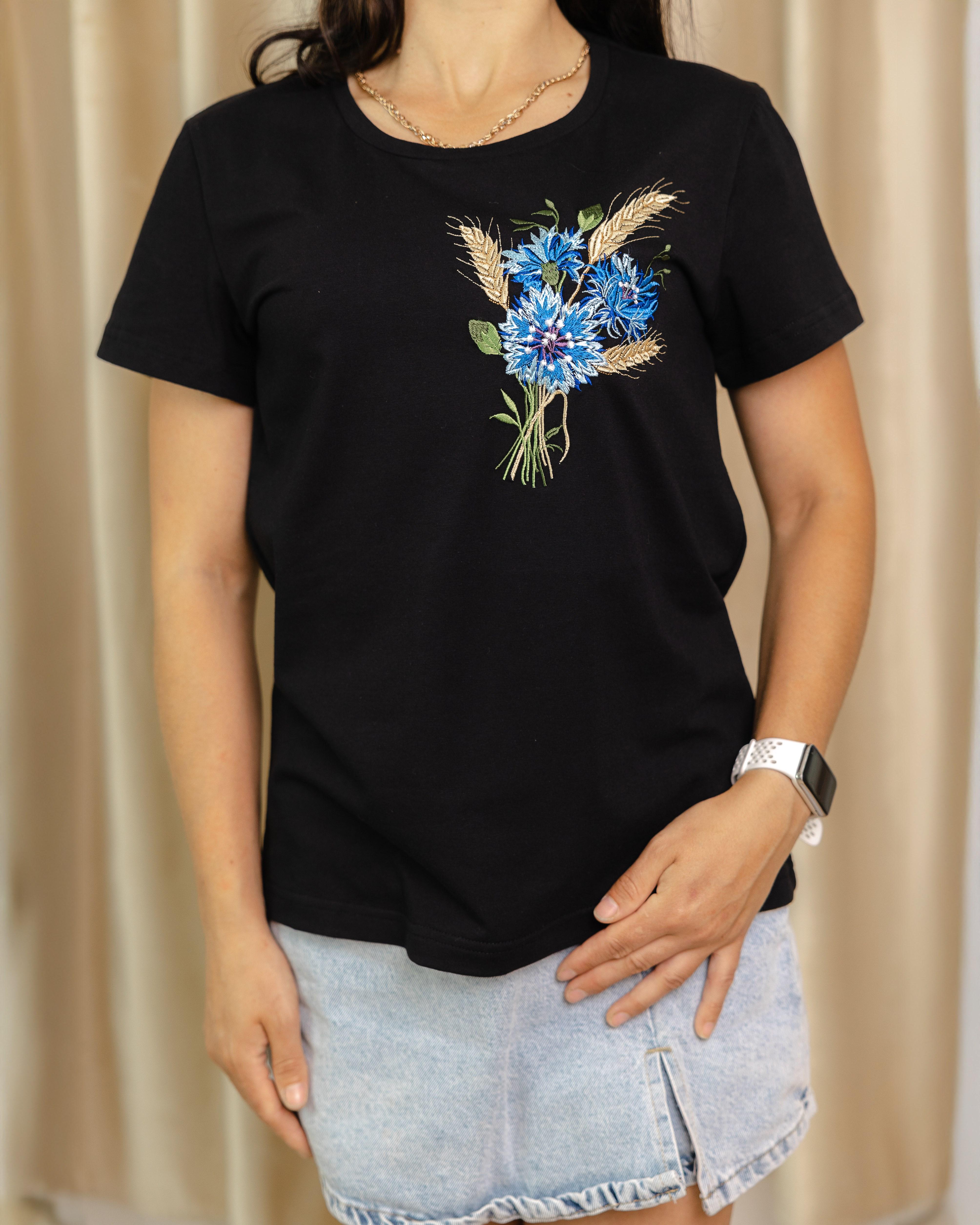 Футболка женская Волошковый букет с вышивкой 2XL Черный (0002211-XXL) - фото 3 Футболка женская Волошковый букет с вышивкой 2XL Черный (0002211-XXL) - фото 3