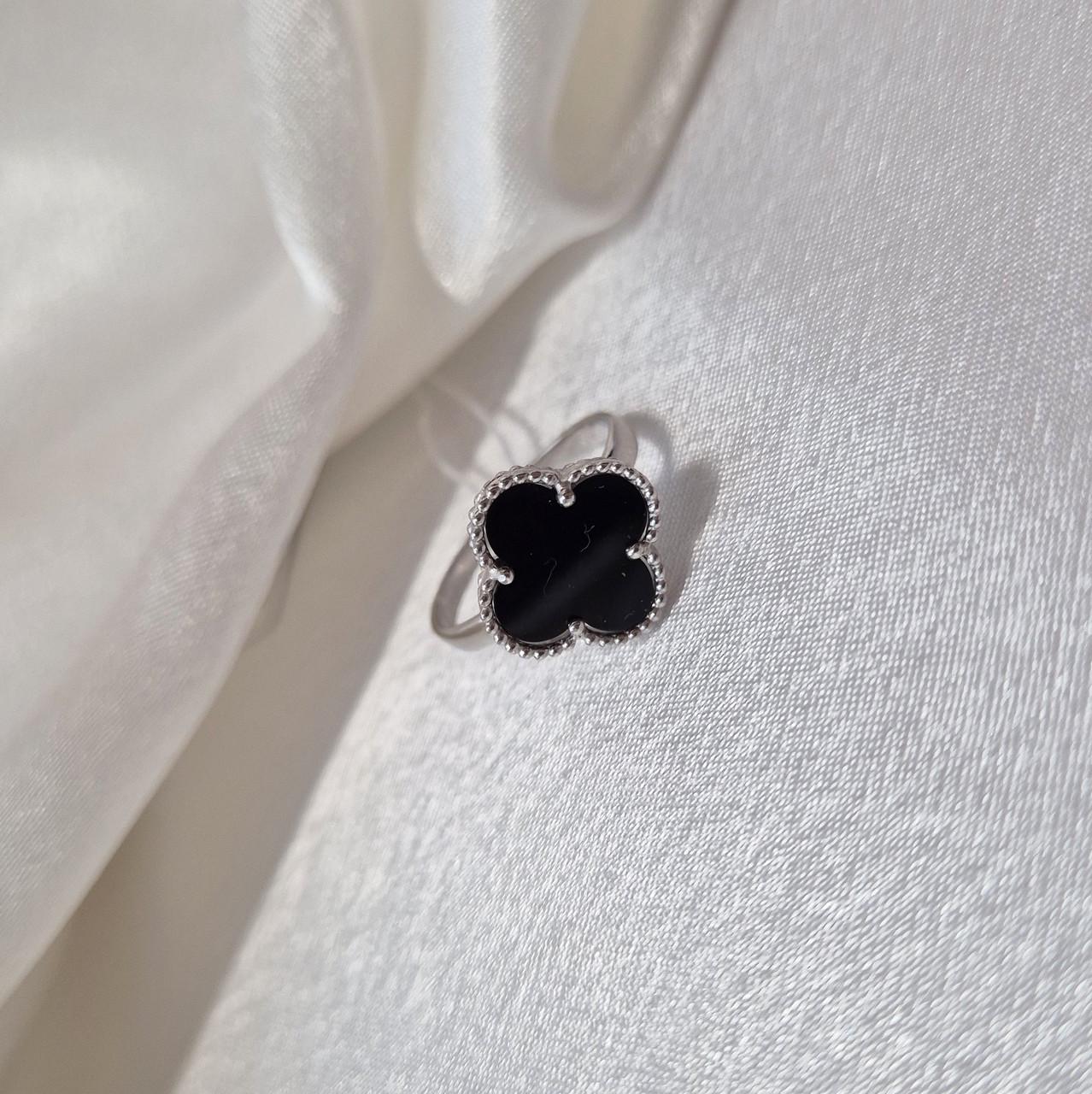 Кольцо клевер с ониксом серебро 925 пробы родированное р. 18 2,36 г (1949г)