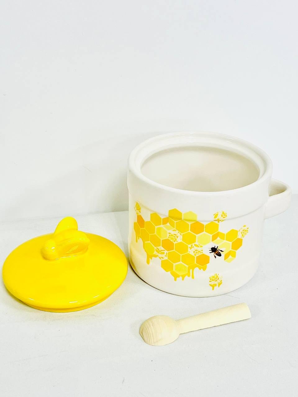 Банка для меду керамічна BonaDi з дерев'яною ложечкою 450 мл Жовто-білий - фото 2 Банка для меду керамічна BonaDi з дерев'яною ложечкою 450 мл Жовто-білий - фото 2