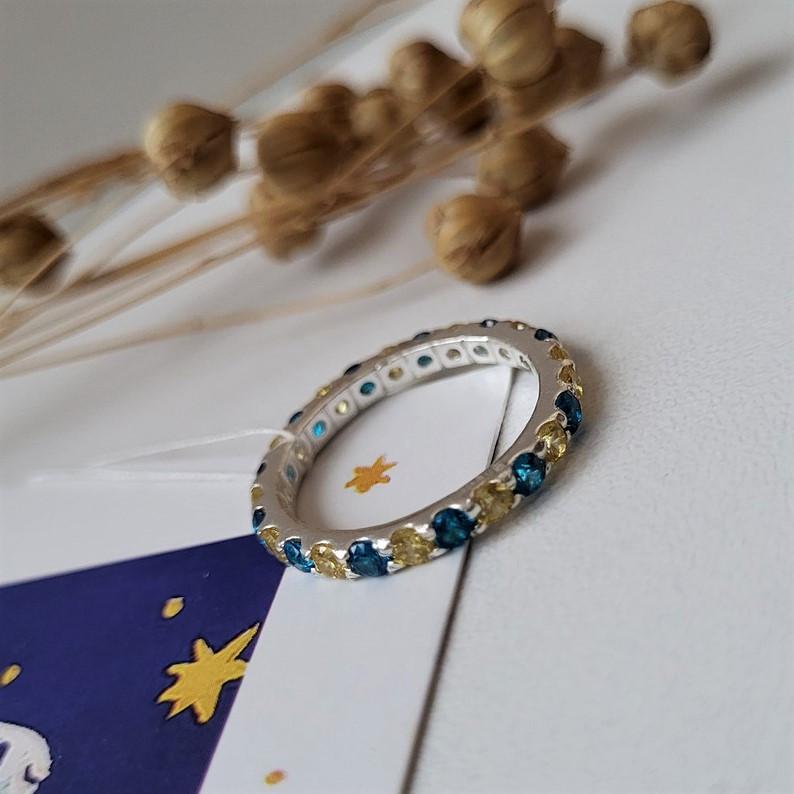 Кольцо с голубыми и желтыми камнями из серебра 925 проба проба 2,00 г р. 18 (4610р)