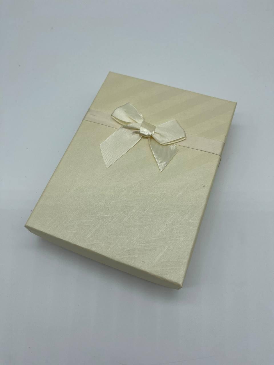 Коробка подарочная прямоугольная с крышкой и бантиком 12х16х3 см Кремовый - фото 1 Коробка подарочная прямоугольная с крышкой и бантиком 12х16х3 см Кремовый - фото 1