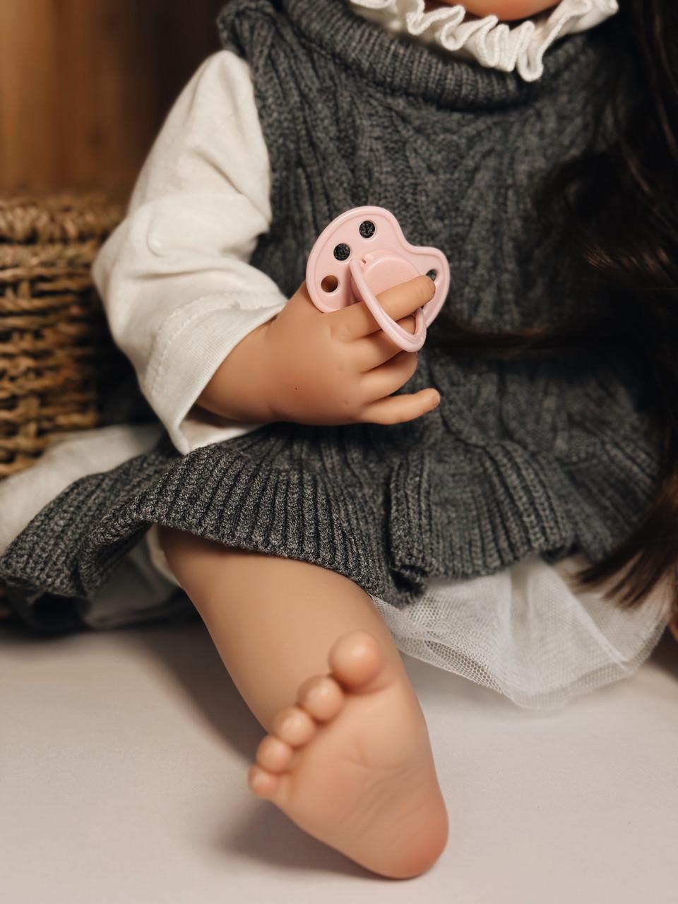 Кукла кукла реалистичная KEIUMI винил-силиконовая девочка в вязаном платье с аксессуарами 55 см Серый - фото 4 Кукла кукла реалистичная KEIUMI винил-силиконовая девочка в вязаном платье с аксессуарами 55 см Серый - фото 4