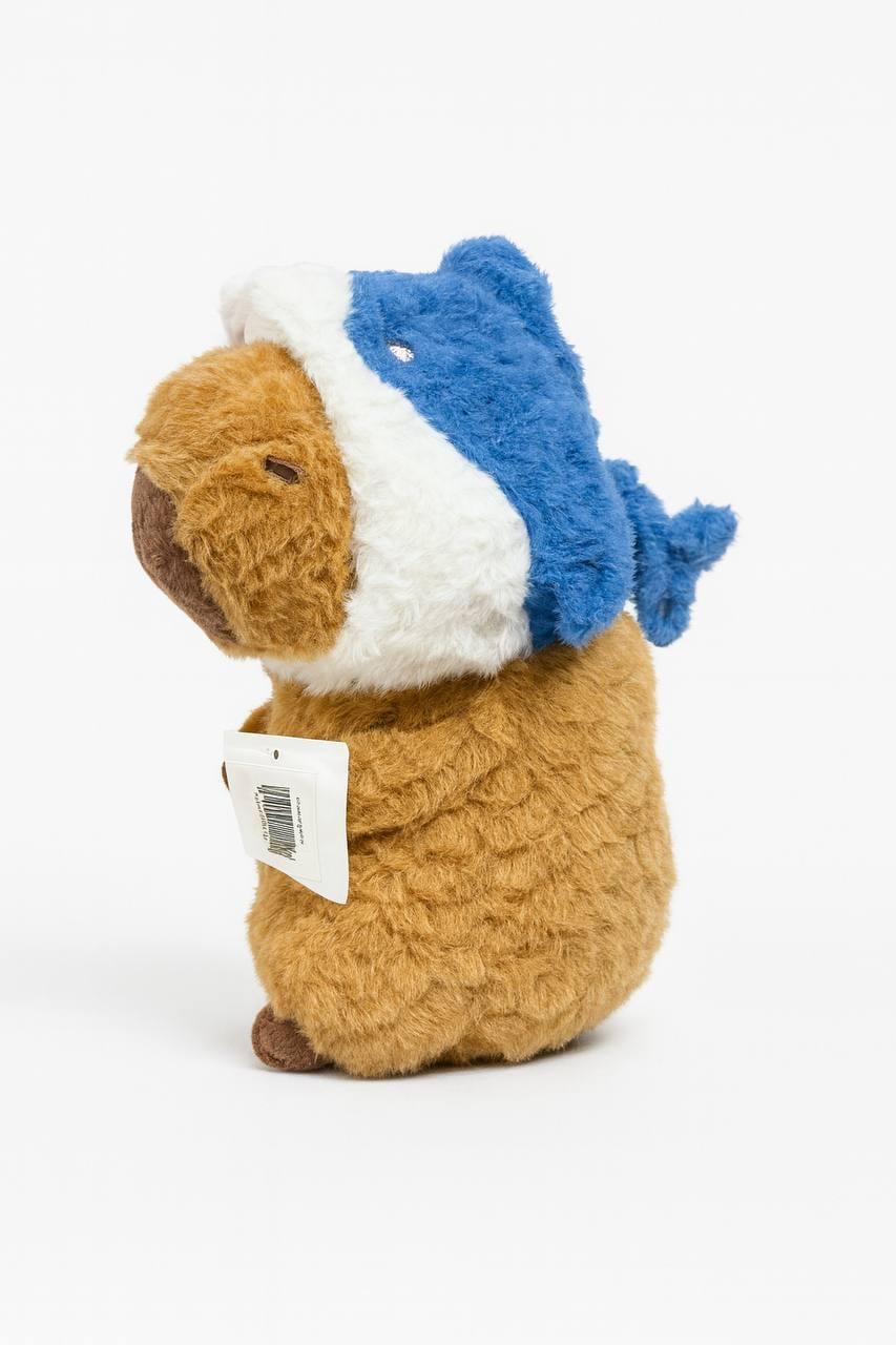 Мягкая игрушка Капибара в шапке акулы 30 см (69d1fd78)