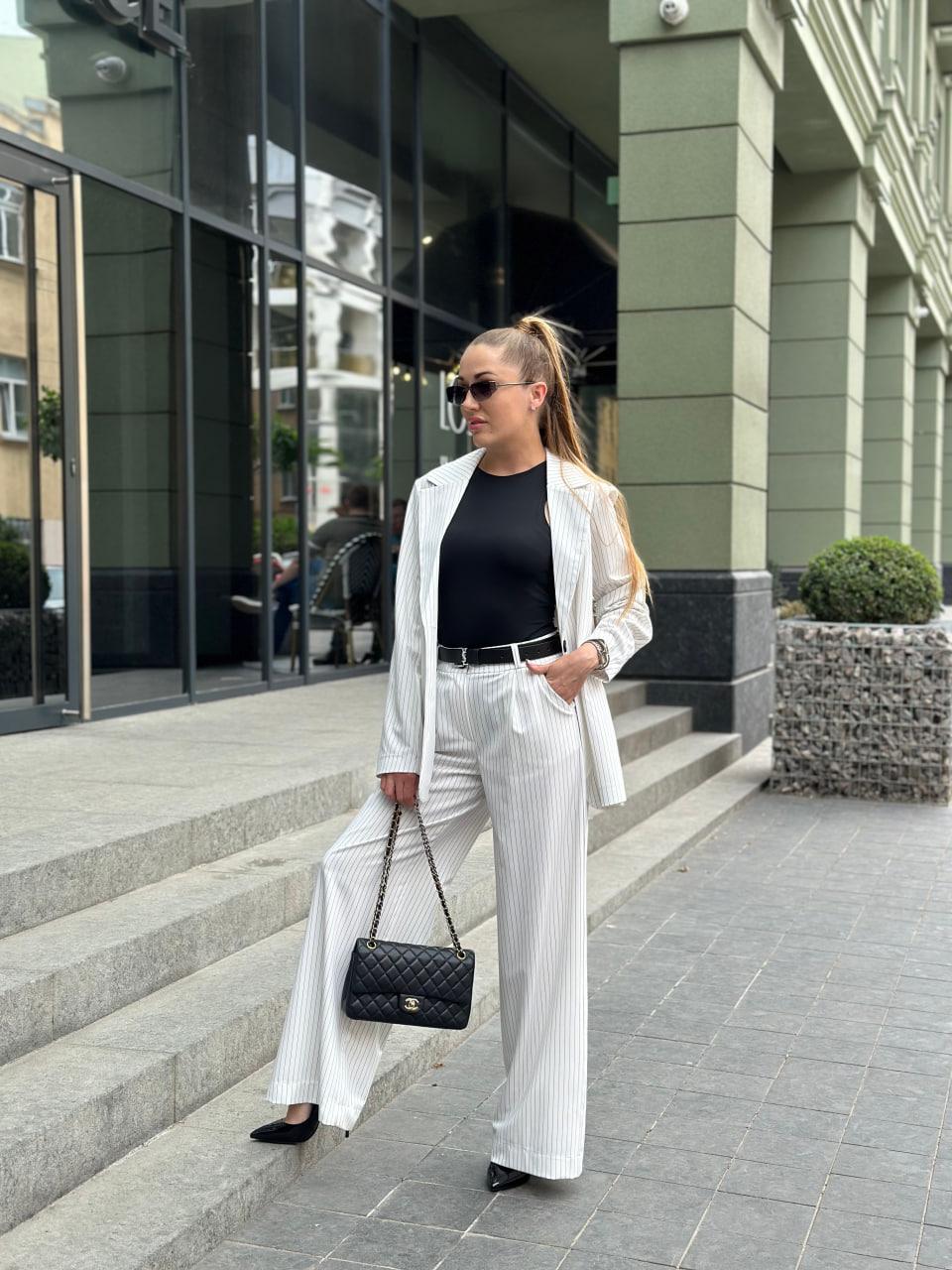 Женский костюм в полосочку пиджак и брюки L Белый - фото 5 Женский костюм в полосочку пиджак и брюки L Белый - фото 5