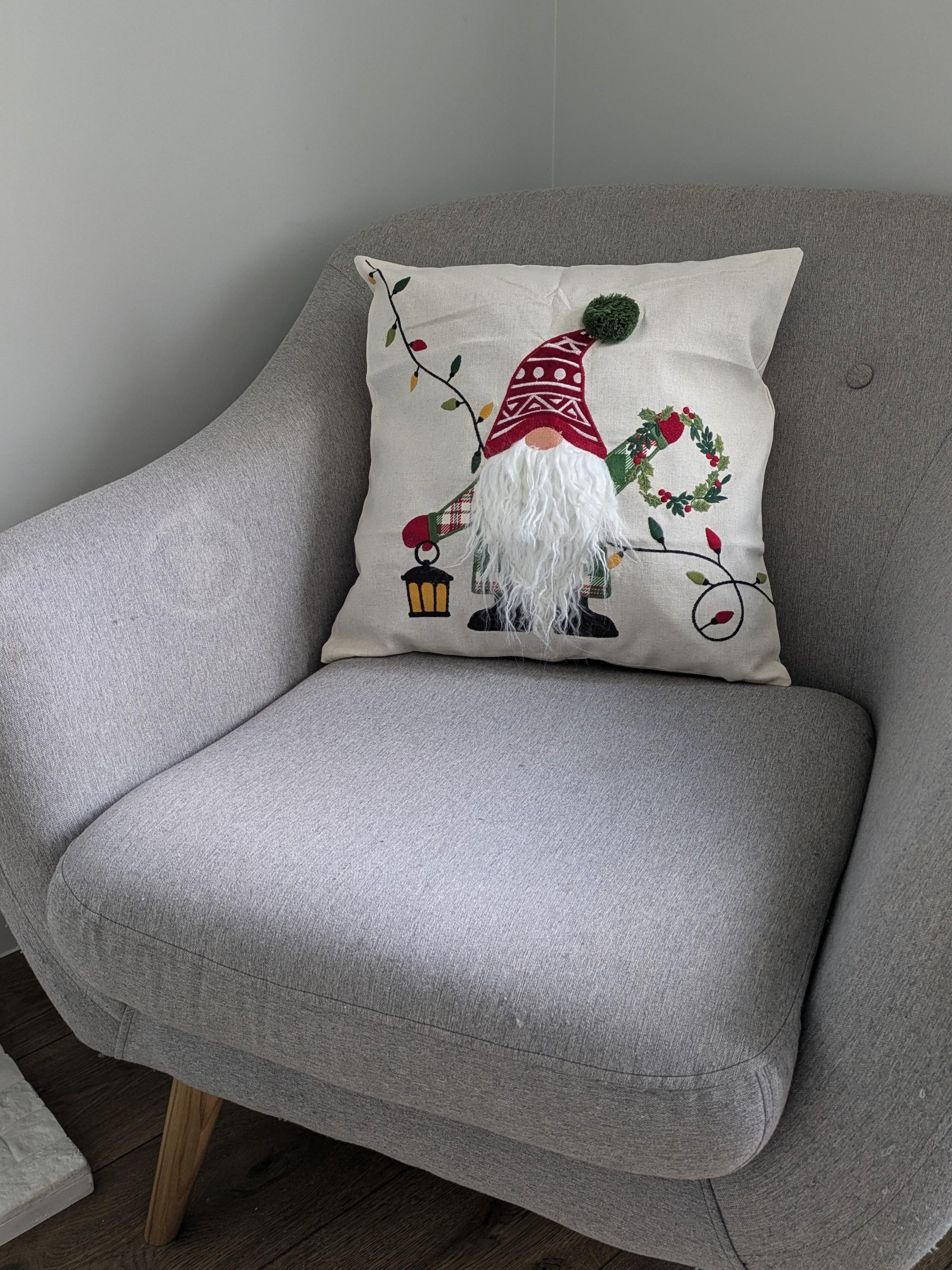 Наволочка новогодняя Гномик с выбитым рисунком 45х45 см (29506082) - фото 2 Наволочка новогодняя Гномик с выбитым рисунком 45х45 см (29506082) - фото 2