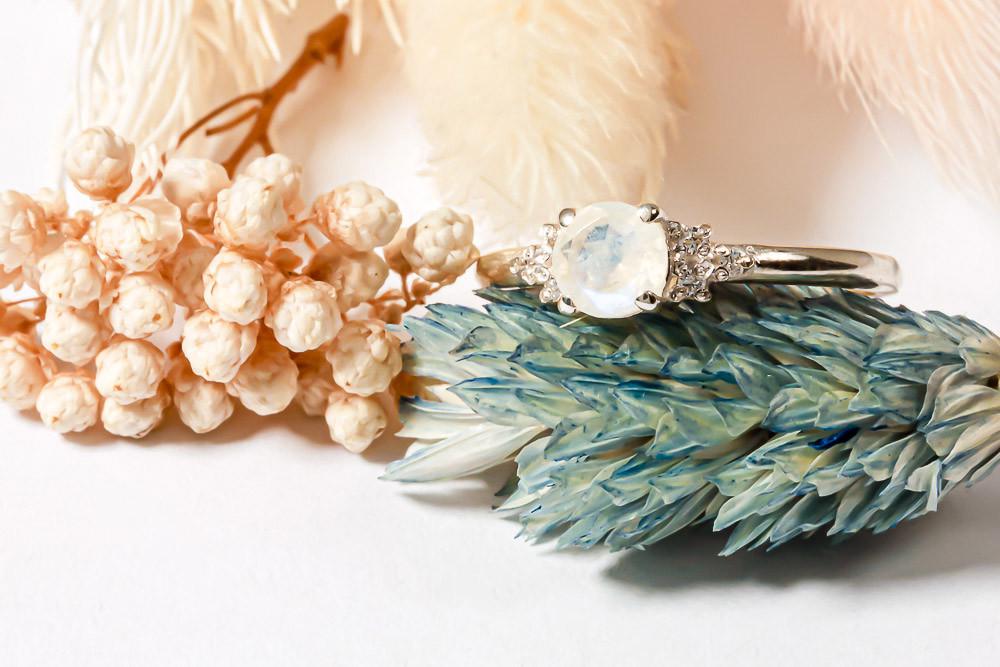 Кільце жіноче з білого золота з місячним каменем (2024159901)