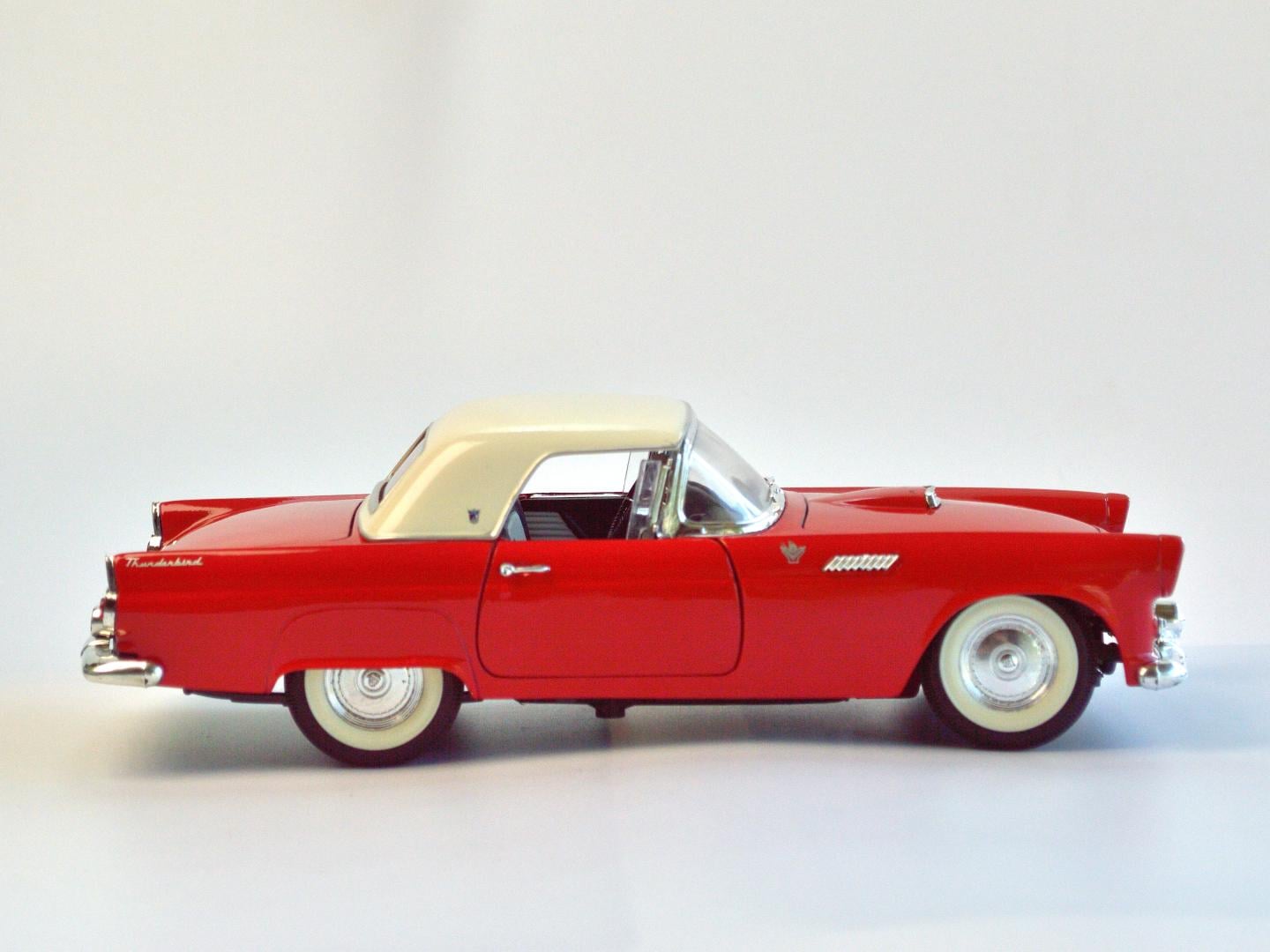 ᐉ Модель автомобіля Road Tough Ford Thunderbird 1955 р. 1:18