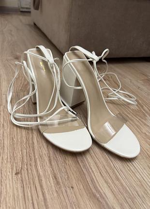 Босоножки Pretty Little Thing CMR9909 р. 40 Белый