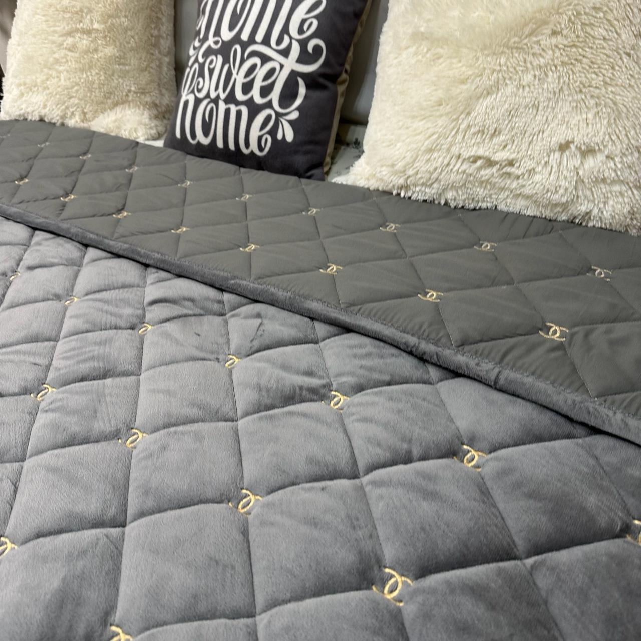 Покривало на ліжко велюрове євро 220x240 см Сірий (28822004) - фото 3 Покривало на ліжко велюрове євро 220x240 см Сірий (28822004) - фото 3