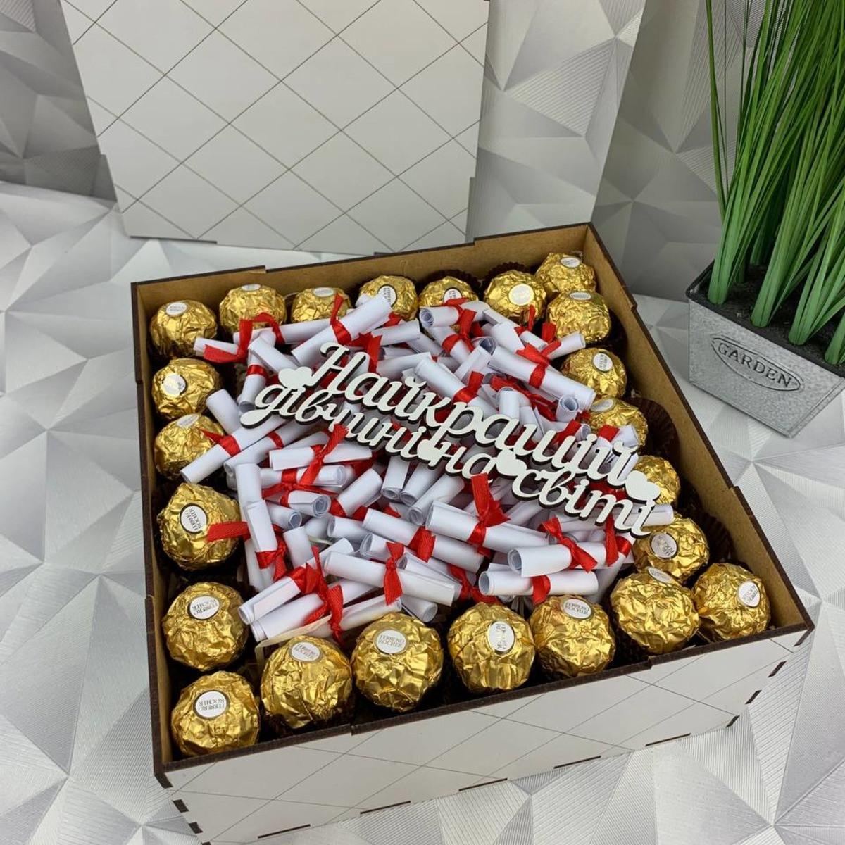 Подарочный бокс с конфетами Ferrero и валентинками для девушки на День влюбленных/8 марта (box88)
