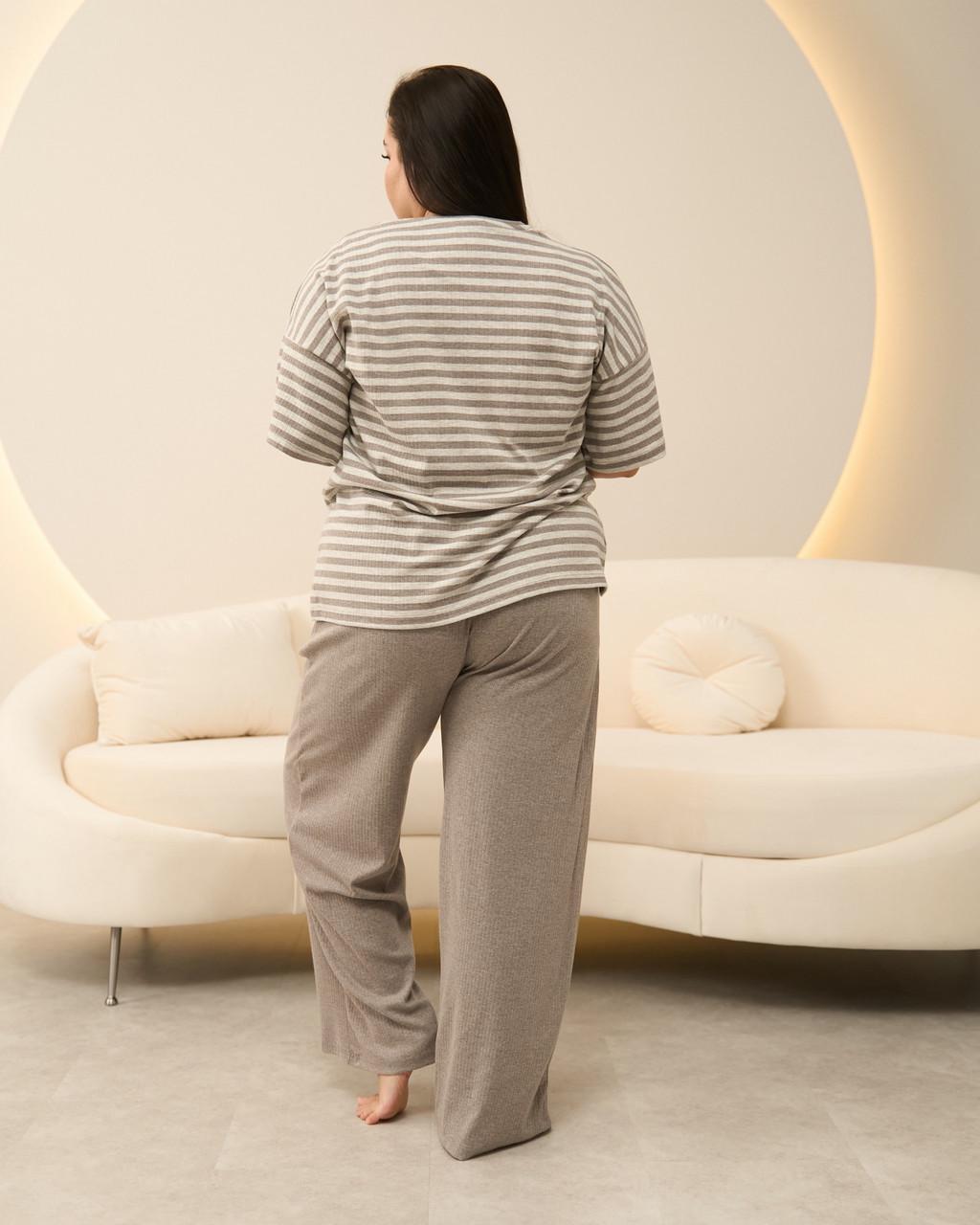 Жіноча піжама зі штанами Nicoletta 47606k і кишенею на футболці в рубчик 4XL Світло-коричневий - фото 4 Жіноча піжама зі штанами Nicoletta 47606k і кишенею на футболці в рубчик 4XL Світло-коричневий - фото 4