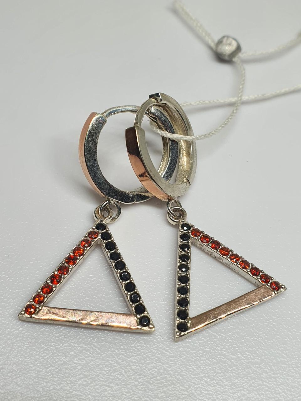 Серебряные серьги Треугольник с красно-черными камнями 925 пробы с золотой напайкой 375 пробы (2797540716)