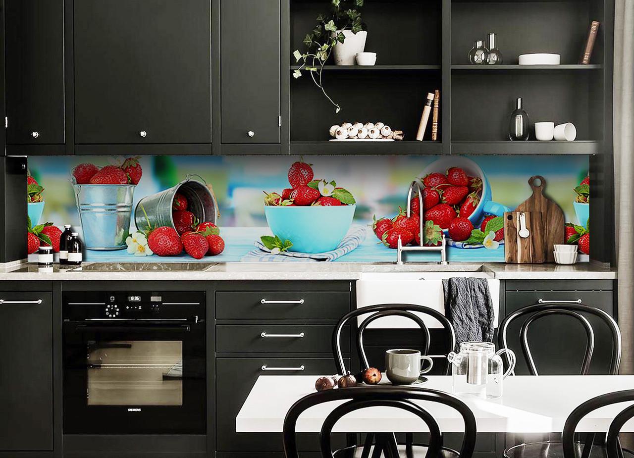 Кухонный фартук Земляника красные ягоды из самоклеющейся виниловой пленки 65х250 см Голубой