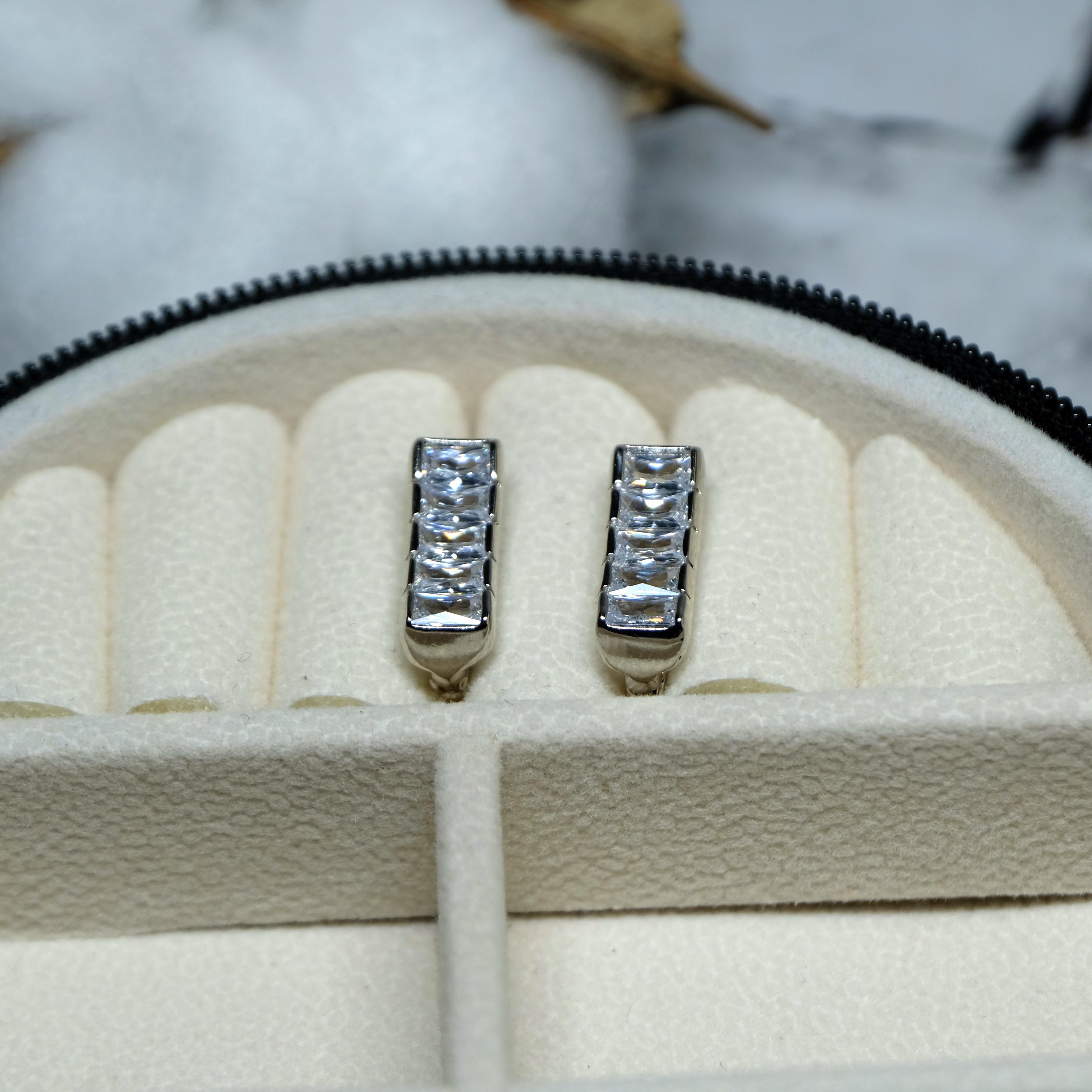 Сережки Xuping Jewerly с белым цирконом из медицинского сплава родий 16х6 мм (XCP-352) Сережки Xuping Jewerly с белым цирконом из медицинского сплава родий 16х6 мм (XCP-352)