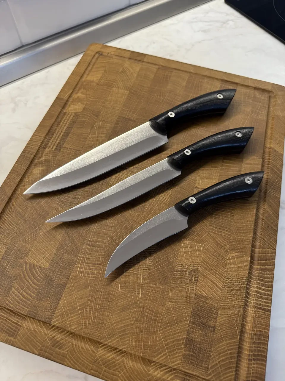 Набір кухонний Gorillas BBQ DS44 дошка обробна торцева з сокиркою Луска та ножами 5 пр. (27722375) - фото 6 Набір кухонний Gorillas BBQ DS44 дошка обробна торцева з сокиркою Луска та ножами 5 пр. (27722375) - фото 6