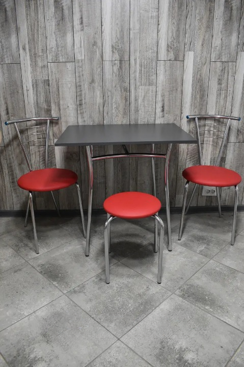 Кухонний комплект Тіна Тріо стіл/стільці 2 шт./табурет в хром-корпусі 60х80х75 см Чорний/Червоний (28374579)