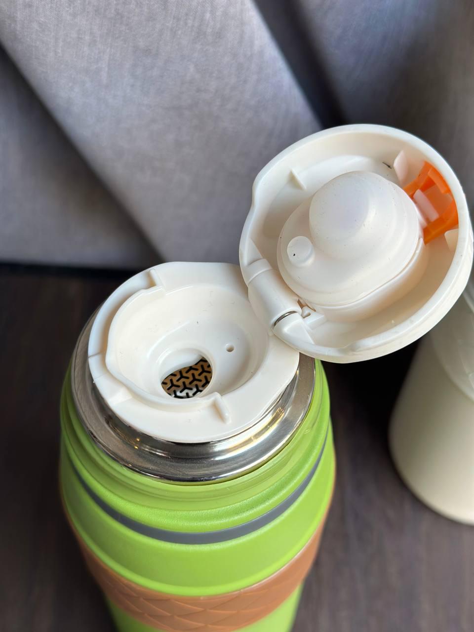 Термос YIWU HP-14-7GR з кришкою фліп топ і ситечком 700 мл Зелений (22114882) - фото 2 Термос YIWU HP-14-7GR з кришкою фліп топ і ситечком 700 мл Зелений (22114882) - фото 2