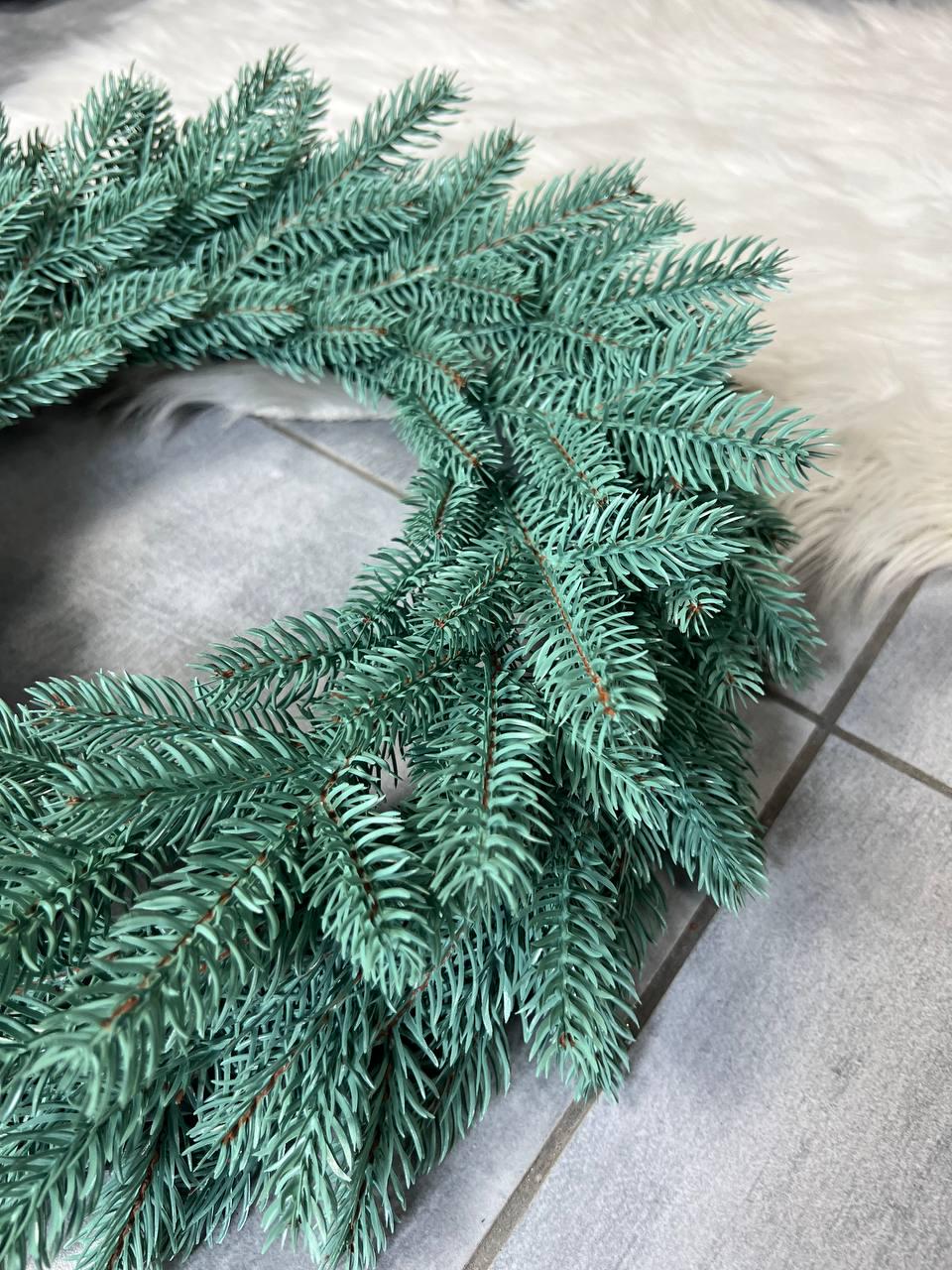 Новорічний вінок Віденський зі штучної хвої 40 см Блакитний (YA678610) - фото 4 Новорічний вінок Віденський зі штучної хвої 40 см Блакитний (YA678610) - фото 4