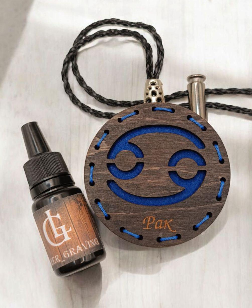 Ароматизатор для авто со знаком зодиака Рак из дерева/войлока и аромапарфюм 10 мл (86) - фото 2