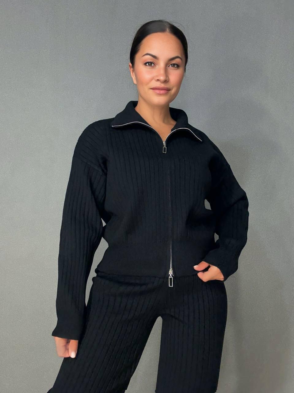 Костюм женский Joy One 376 вязаный в рубчик с кофтой на молнии и брюками палаццо OS Черный (5598) - фото 5 Костюм женский Joy One 376 вязаный в рубчик с кофтой на молнии и брюками палаццо OS Черный (5598) - фото 5
