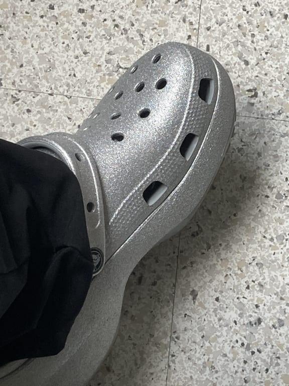 Сабо с блестками Crocs Classic Platform Glitter р. W9/EUR 39-40 Silver (9381498) - фото 7 Сабо с блестками Crocs Classic Platform Glitter р. W9/EUR 39-40 Silver (9381498) - фото 7