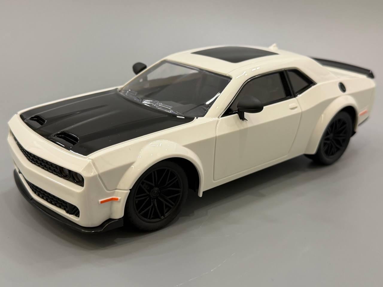 Машина на радиоуправлении Dodge Challenger световые эффекты резиновые колеса 1:16 (M 6423)