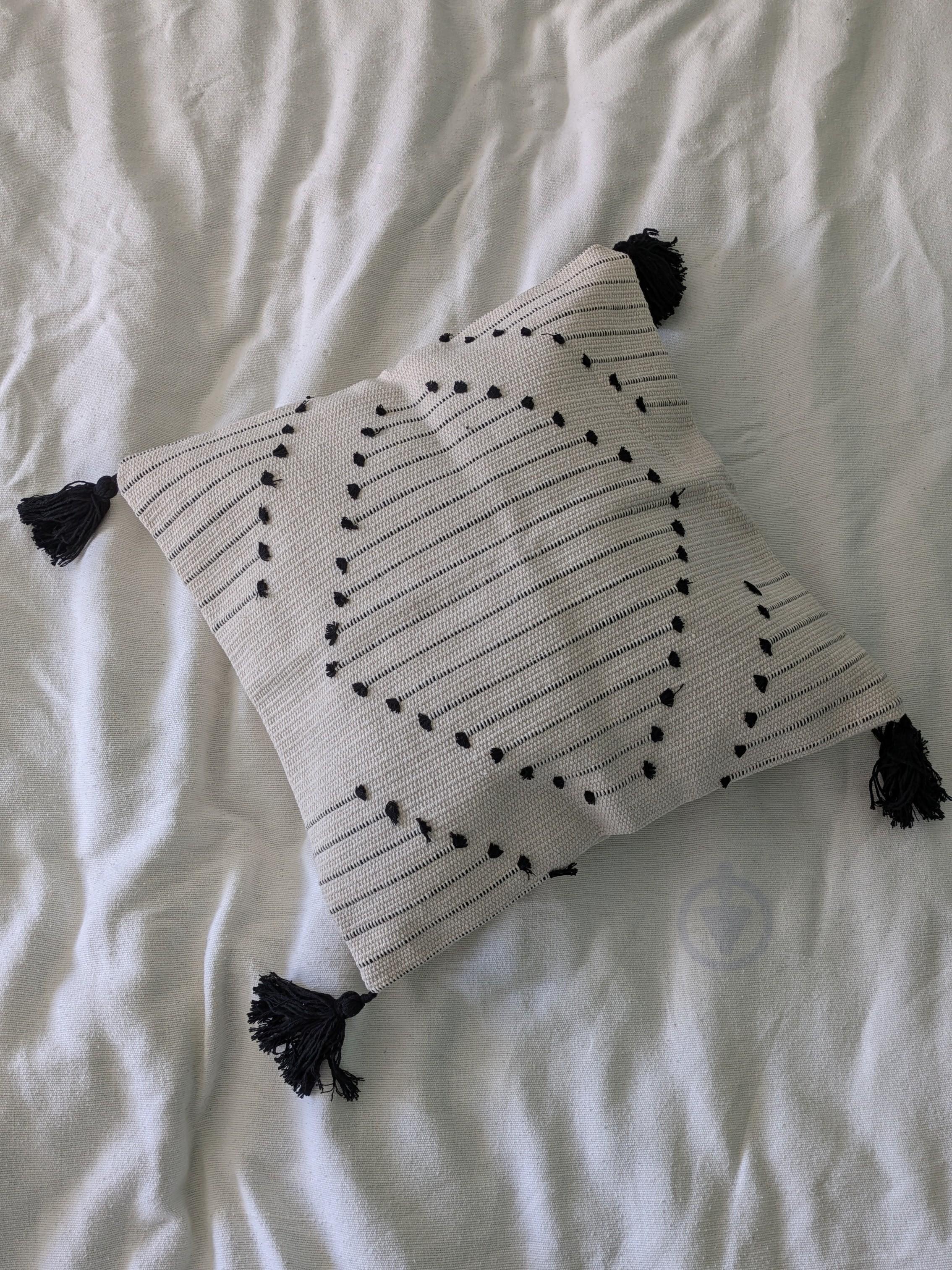 Чехол на подушку с кистями 45х45 см Бежевый (26642614) Чехол на подушку с кистями 45х45 см Бежевый (26642614)