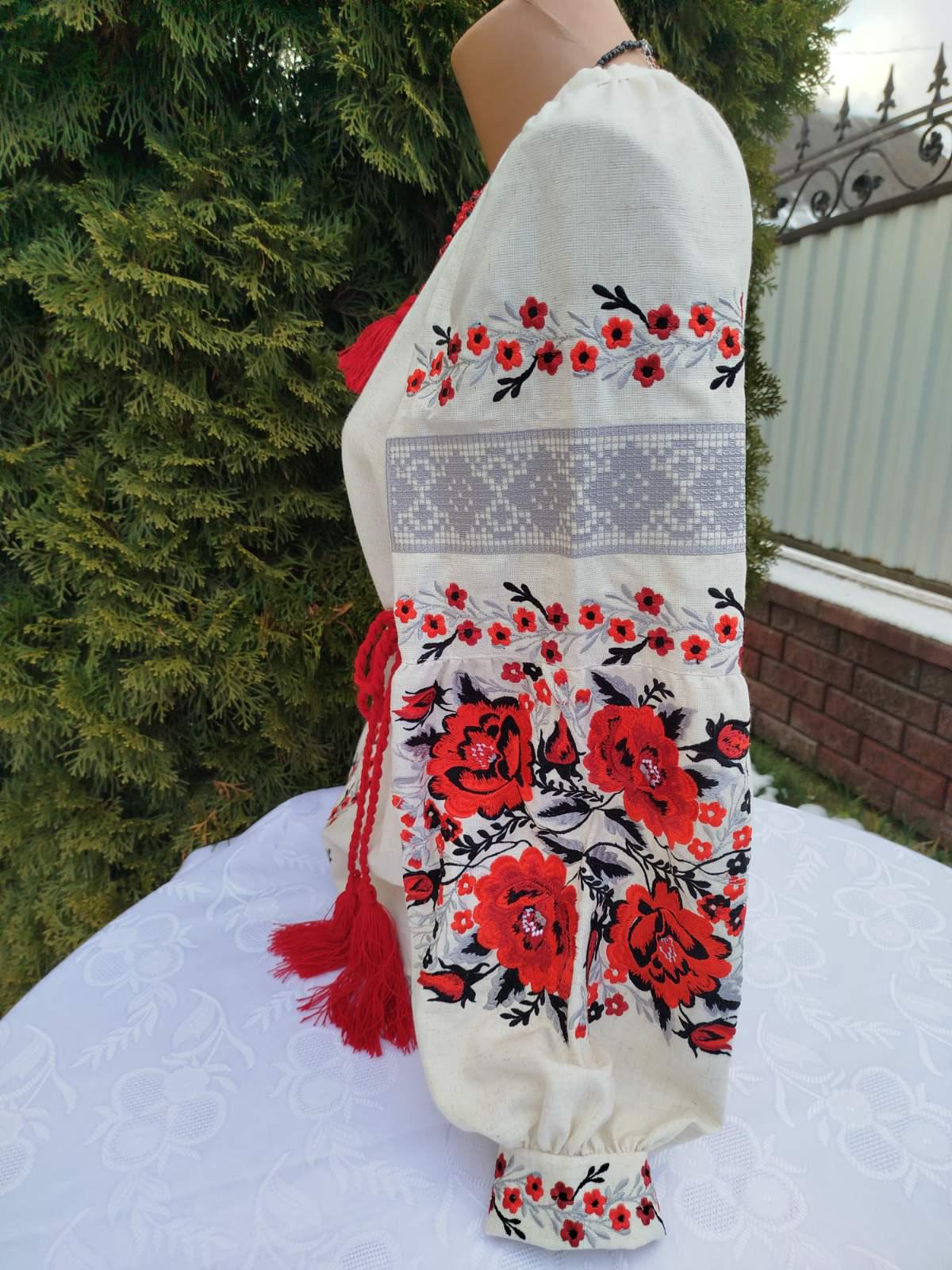 Вишиванка-блуза з трояндовим орнаментом на натуральному льоні р. 62 Білий/Червоний/Чорний (2502289314) - фото 4 Вишиванка-блуза з трояндовим орнаментом на натуральному льоні р. 62 Білий/Червоний/Чорний (2502289314) - фото 4
