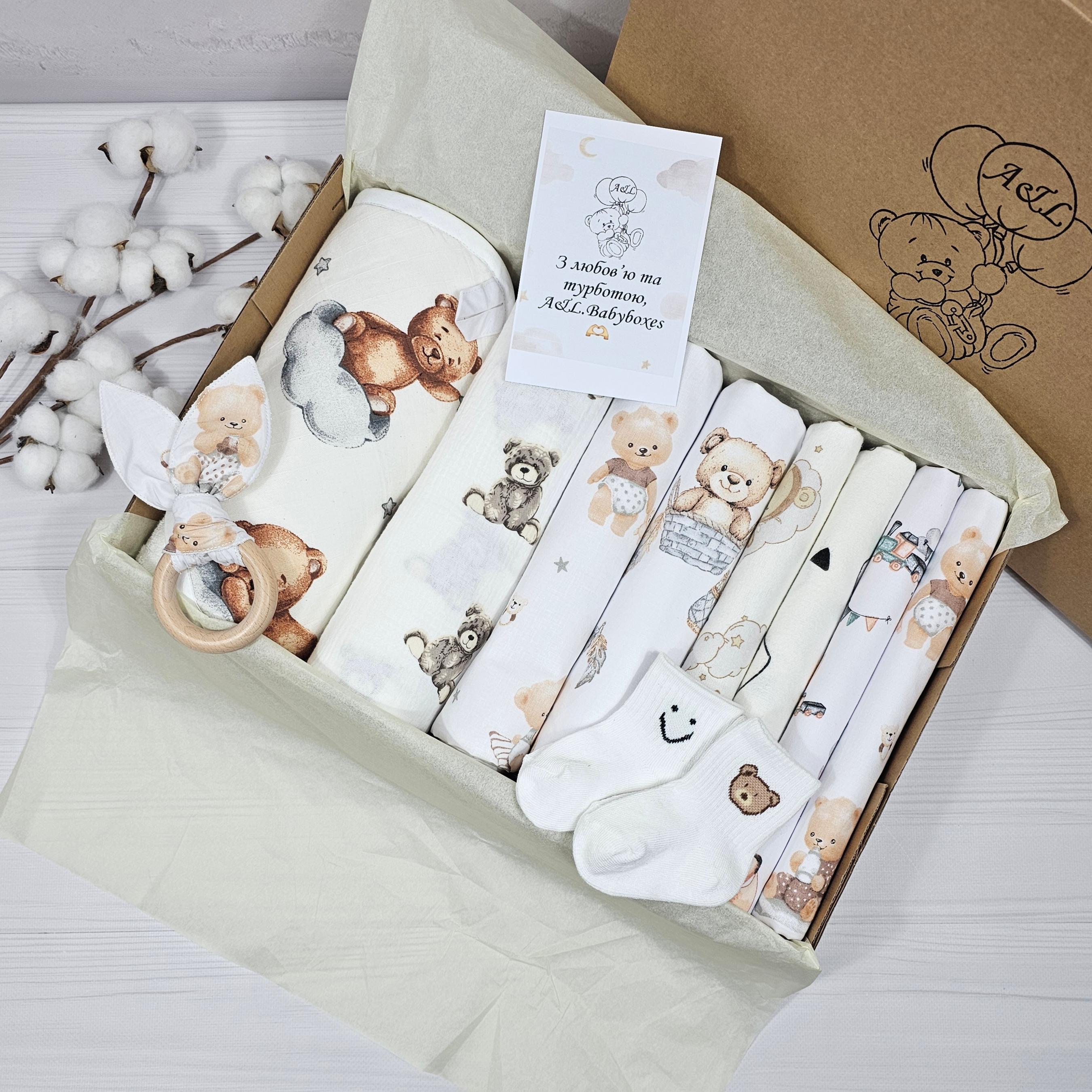 Набір для новонародженого a.l.babybox Ведмежі пригоди рушник/пелюшки і іграшки (34112371)