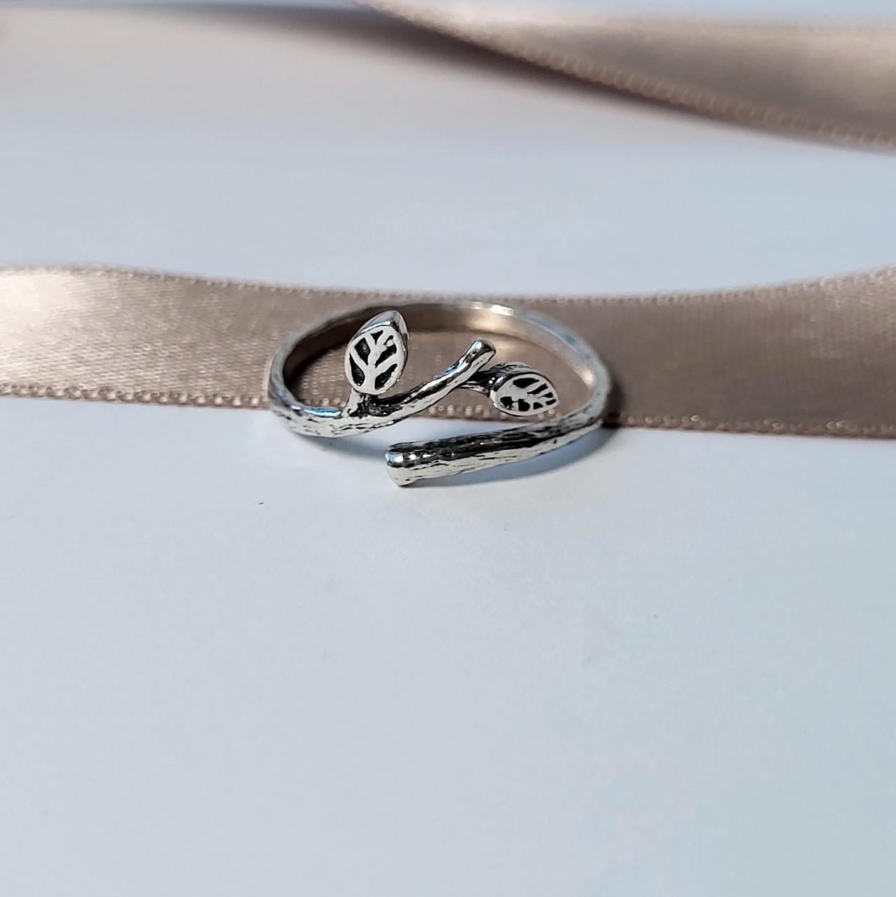 Кольцо серебряное женское без камней р. 16-17 925 пробы 1,39 г (81745з)