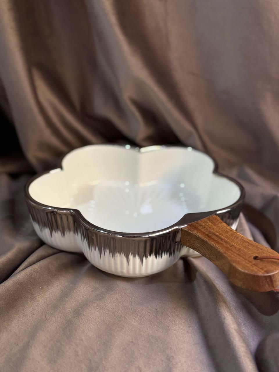 Тарелка сервировочная YIWU ZJH-15-6 фарфоровая с деревянной ручкой 700 мл Белый с серебряным (30101607) - фото 3 Тарелка сервировочная YIWU ZJH-15-6 фарфоровая с деревянной ручкой 700 мл Белый с серебряным (30101607) - фото 3