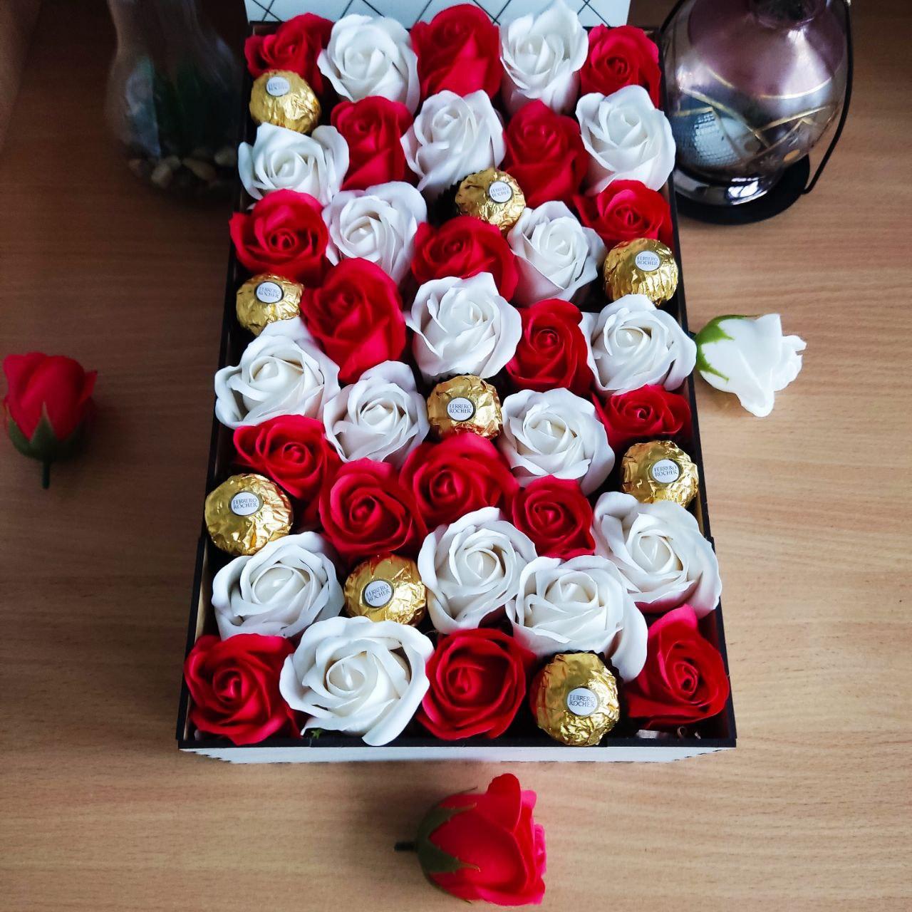 Подарунковий бокс з цукерками Ferrero та трояндами для дівчини на новий рік/день народження/8 березня день народження (ar116)