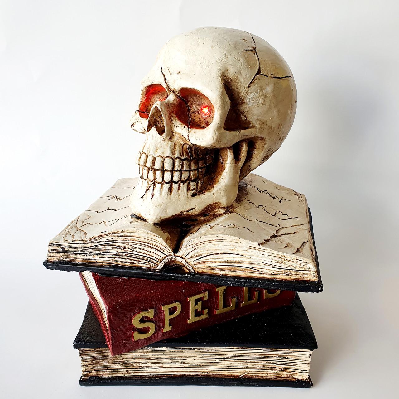 Декор на Хэллоуин Череп на древних книгах с подсветкой