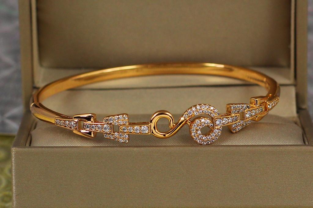 Браслет бэнгл Xuping Jewelry Трапеции с вензелем 60 мм х 10 мм на руку 17-19 см Золотистый