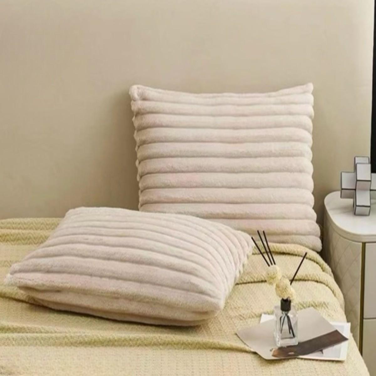 Набір плед з двома подушками Koloco Королівський шарпей Бежевий (40125) - фото 3 Набір плед з двома подушками Koloco Королівський шарпей Бежевий (40125) - фото 3