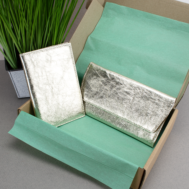 Подарочный набор для женщин №91 кошелек Leona и обложка на паспорт Золотой