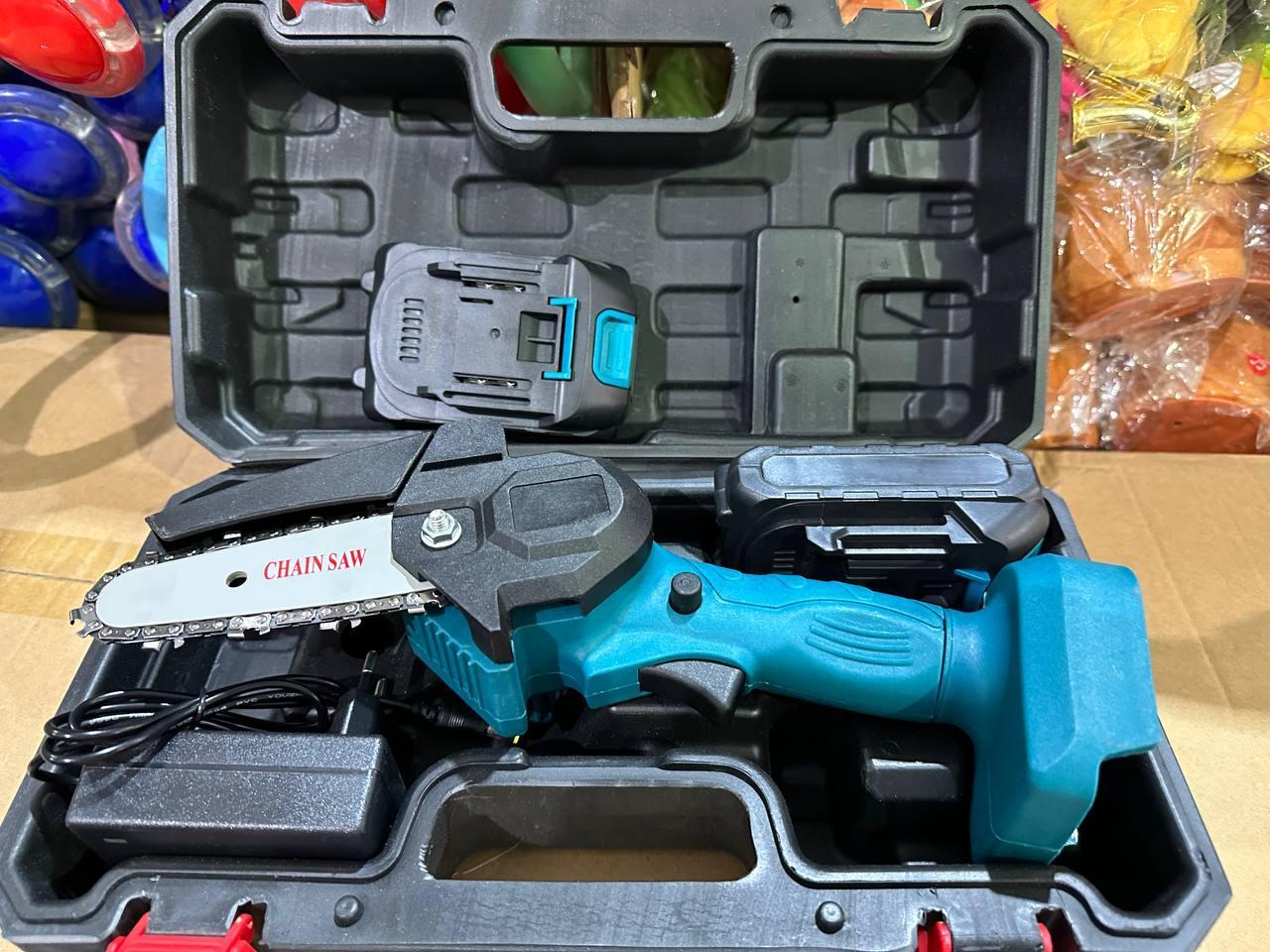 Пила міні ланцюгова Supretto акумуляторна для обрізання гілок та розпилу дров на 2 акумулятори - фото 3 Пила міні ланцюгова Supretto акумуляторна для обрізання гілок та розпилу дров на 2 акумулятори - фото 3