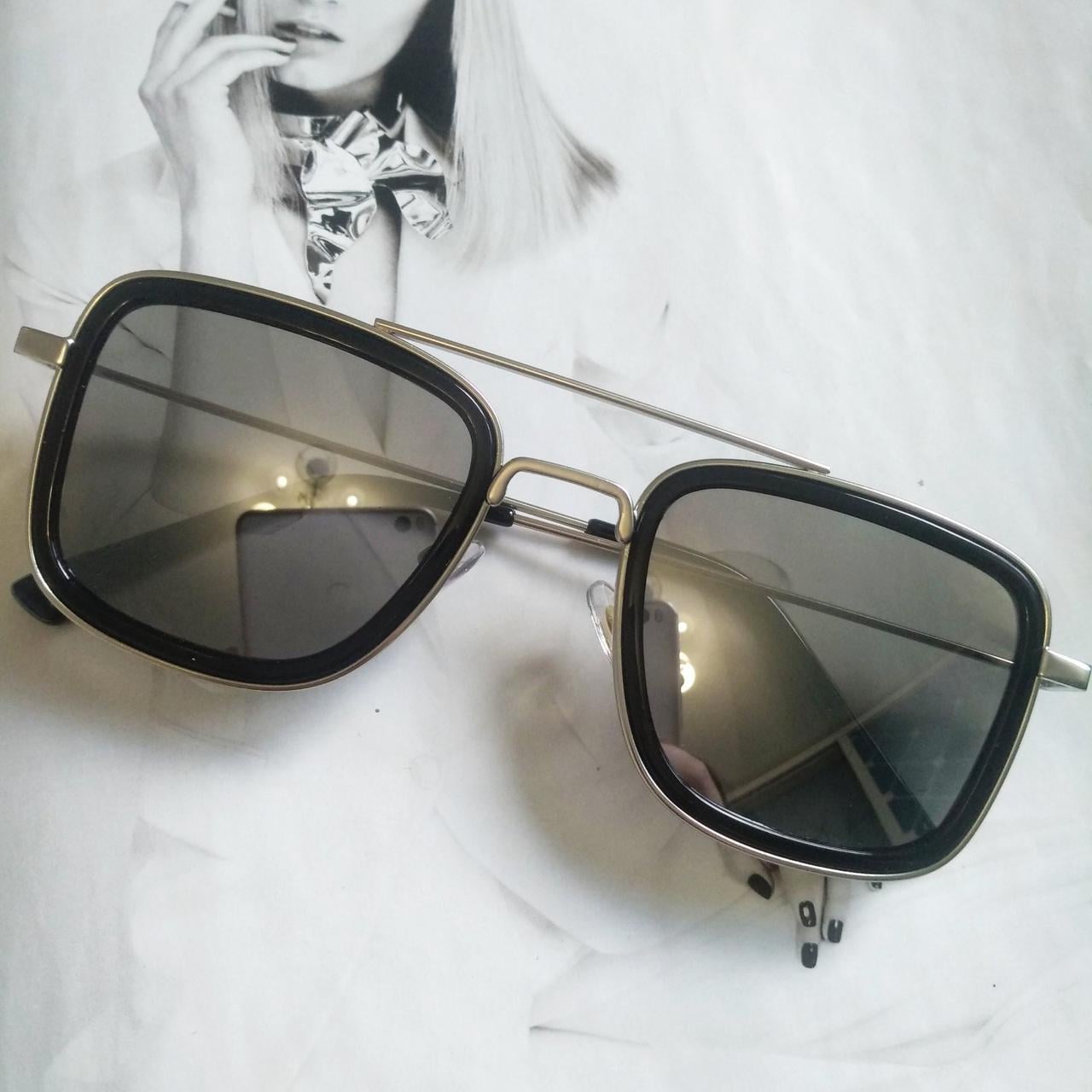 Солнцезащитные очки в металлической оправе зеркальные