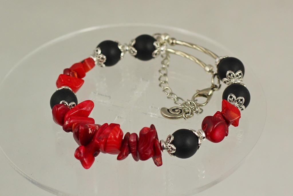 Браслет жесткий корал с шунгитом крупные камни 20 см Серебристый (31395123)