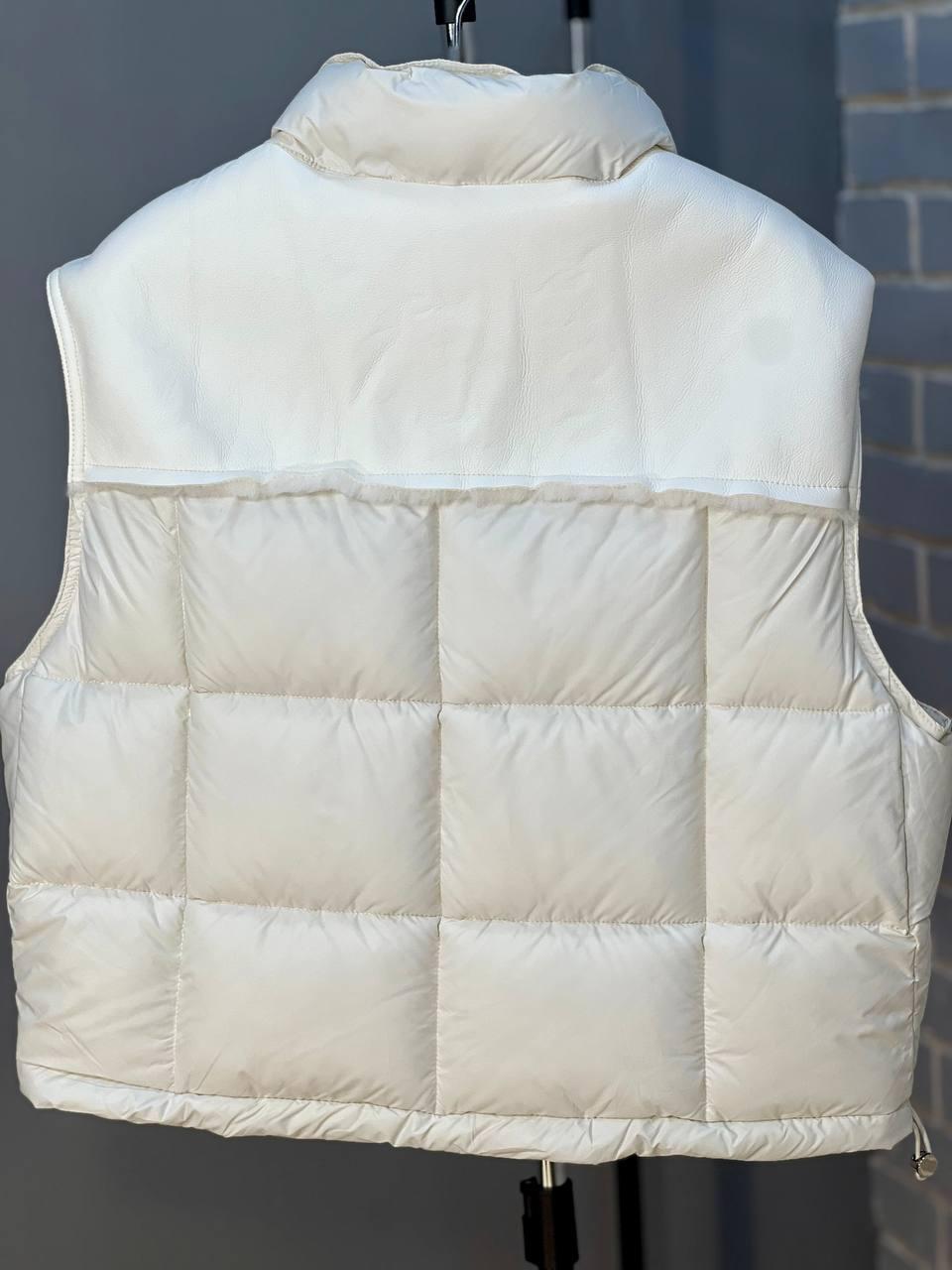 Жилетка жіноча Lady Yep 9039 стьобана коротка вставка з екошкіри на спині р. 46 Молочний (2645) - фото 5 Жилетка жіноча Lady Yep 9039 стьобана коротка вставка з екошкіри на спині р. 46 Молочний (2645) - фото 5