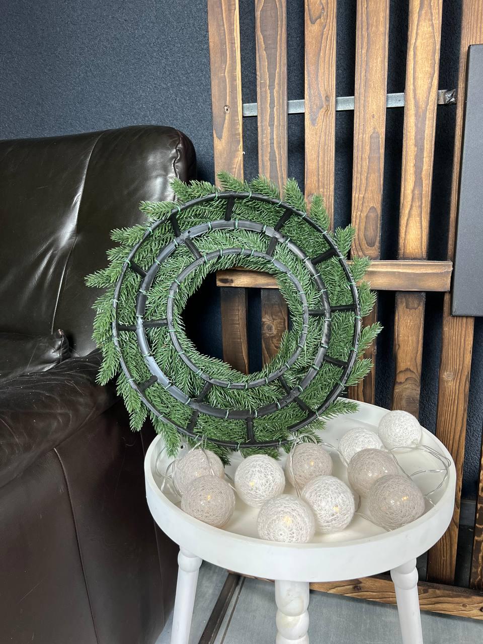 Новорічний вінок Віденський зі штучної хвої 40 см Зелений (YA678608) - фото 6 Новорічний вінок Віденський зі штучної хвої 40 см Зелений (YA678608) - фото 6