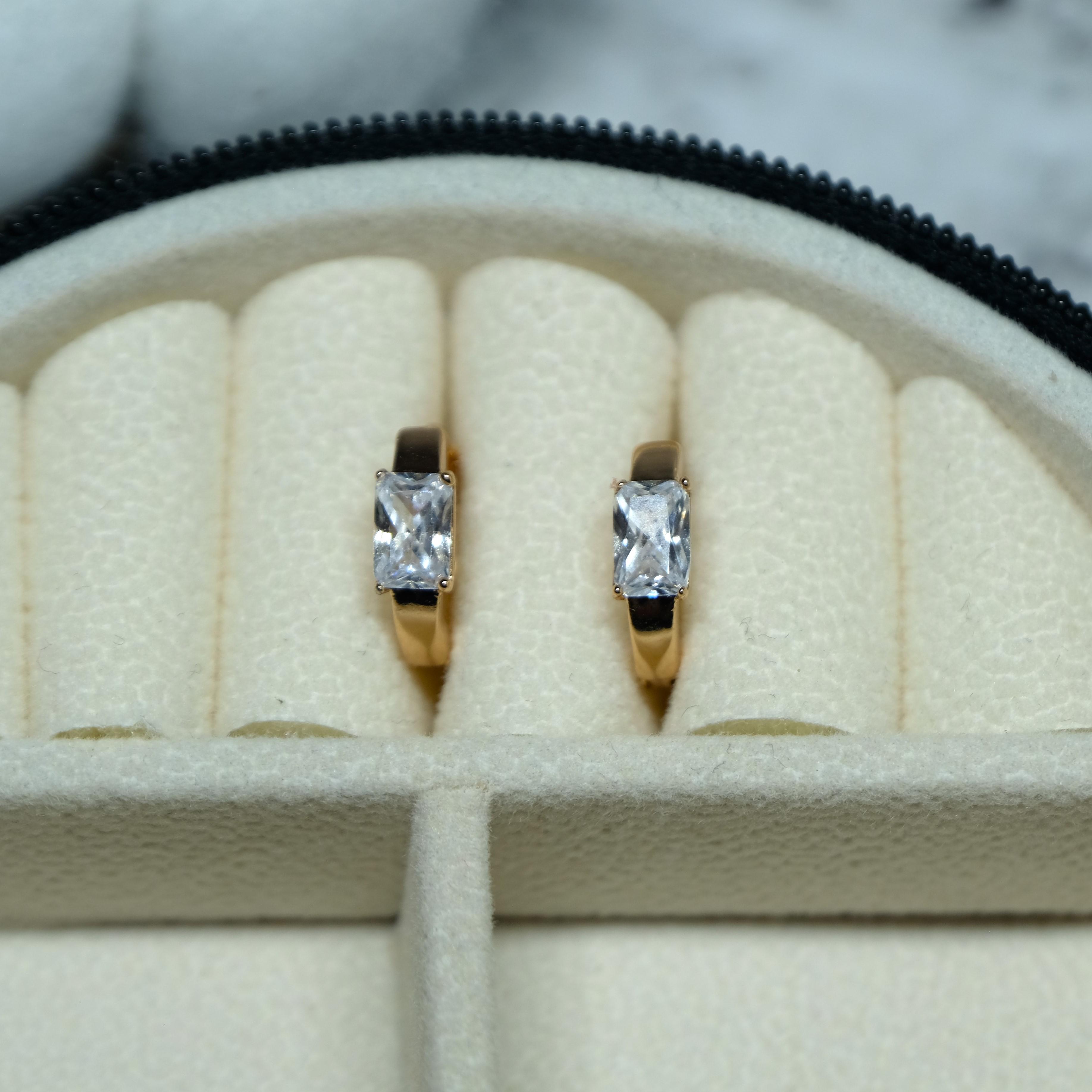 Сережки-кольца Xuping Jewerly с белым цирконом из медицинского сплава 13х4 мм (XC-661) Сережки-кольца Xuping Jewerly с белым цирконом из медицинского сплава 13х4 мм (XC-661)