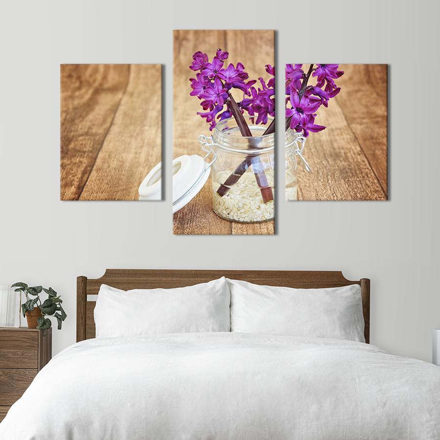 Картина на холсте триптих Фиолетовые гиацинты на столе 141x90 см (885-32)