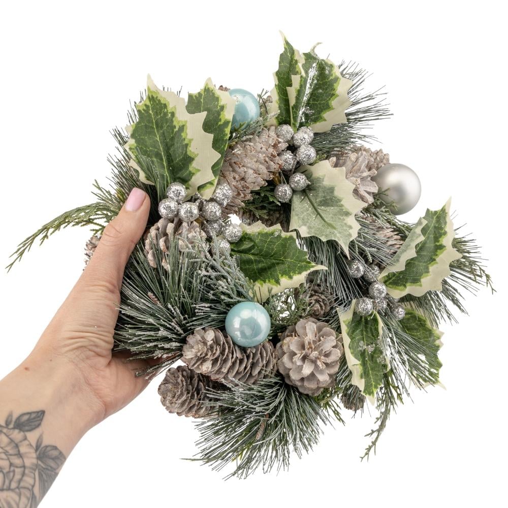 Новорічний вінок для декору Сосновий з шишками і гостролистом з пластику Зелений (147-81-011NF) - фото 3 Новорічний вінок для декору Сосновий з шишками і гостролистом з пластику Зелений (147-81-011NF) - фото 3