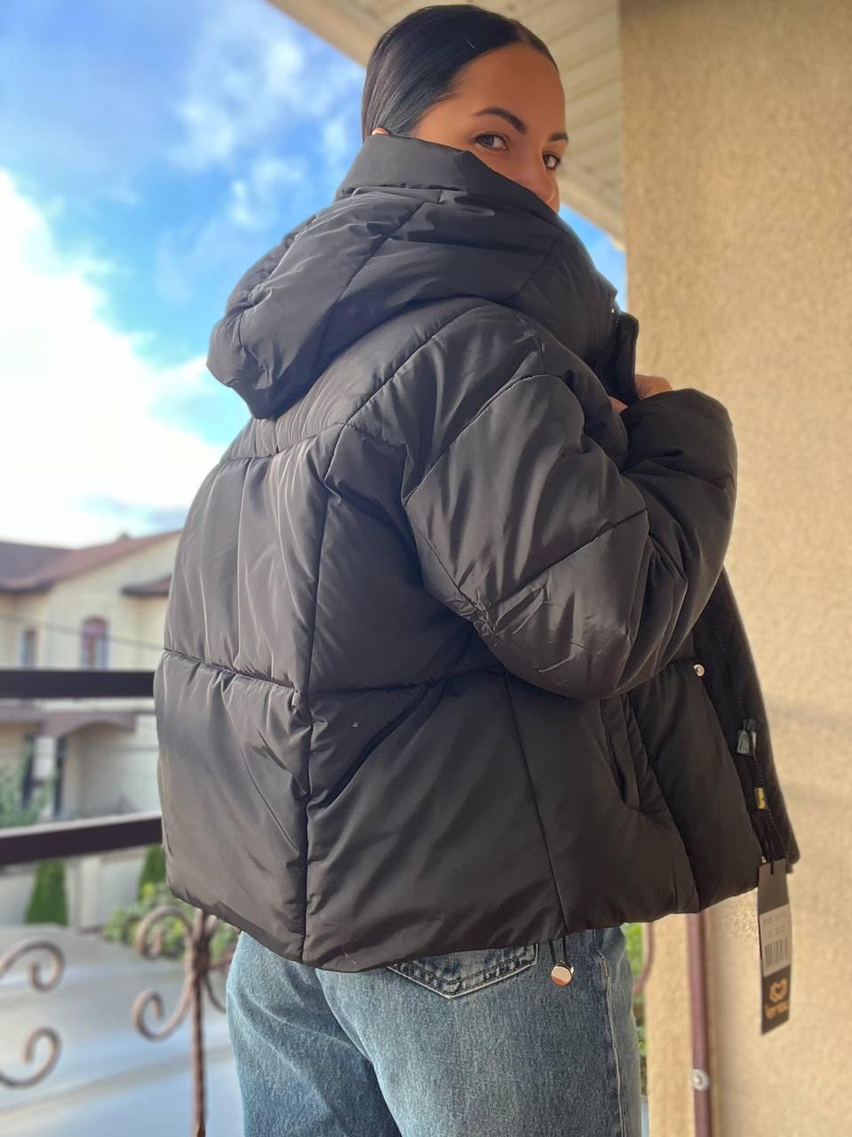 Куртка женская Lady Yep 9068 оверсайз укороченная надпись впереди с капюшоном OS Черный (2948) - фото 7