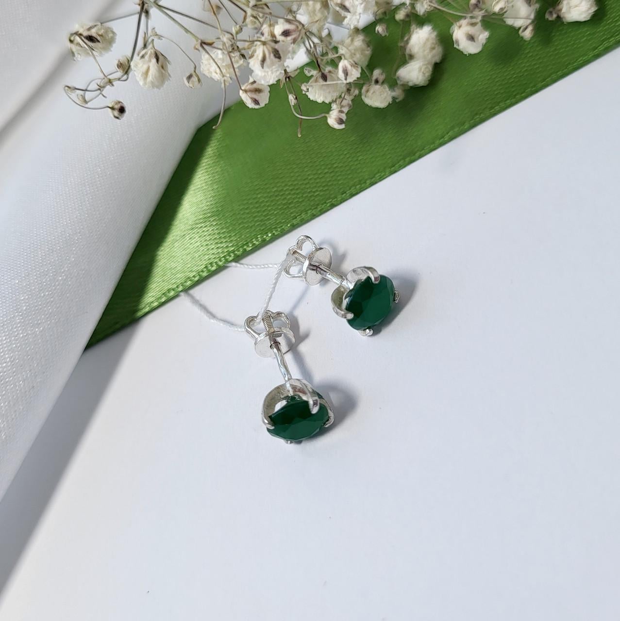 Серьги гвоздики на закрутках с зеленым камнем из серебра 7 мм 925 пробы 1,97 г (2335)