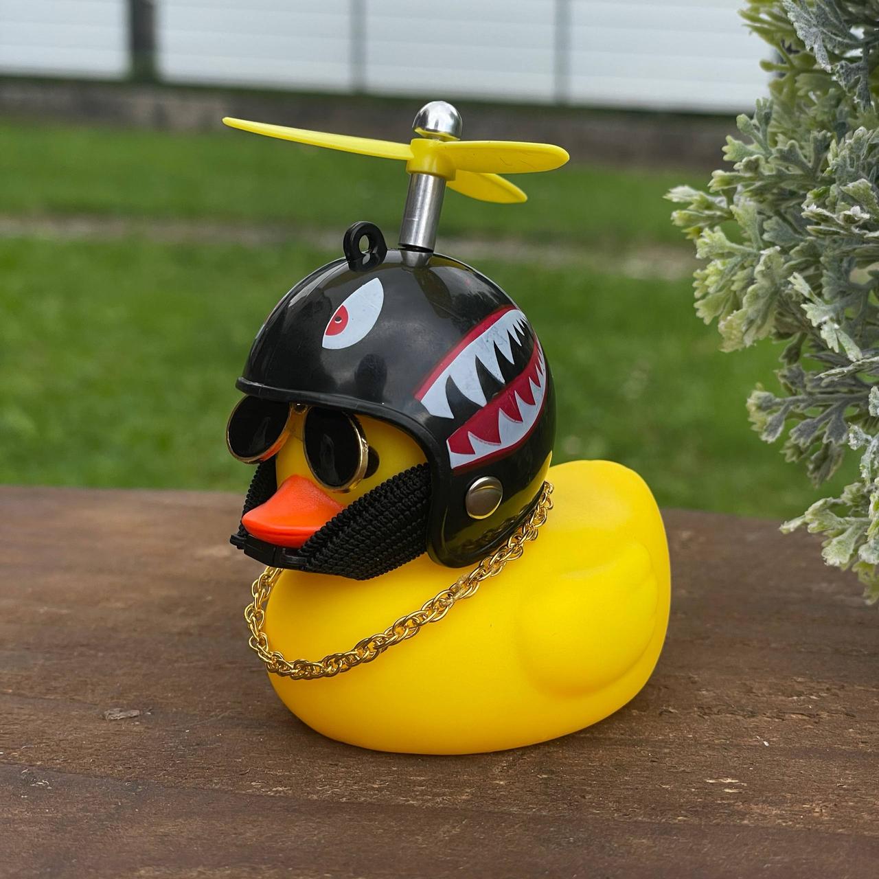 Утка в машину резиновая с пропеллером на торпеду в авто